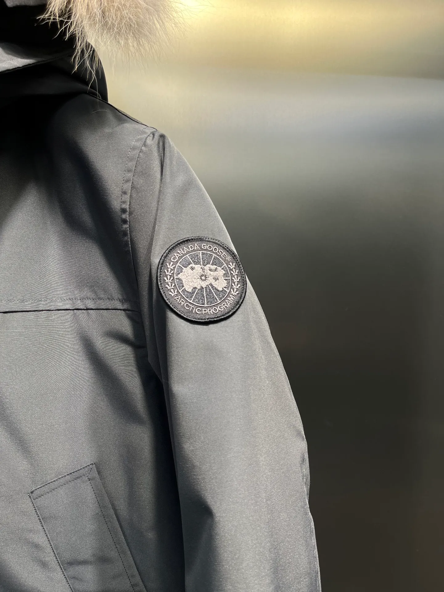 P840 𝘾𝘼𝙉𝘼𝘿𝘼 𝙂𝙊𝙊𝙎𝙀Big Goose 13# The design of Big Goose 13 is simple and elegant, a little longer than the 08 model, more suitable for men and suitable for business people. This down jacket is popular for its simple design, which is not only practical but also has a certain sense of fashion. In terms of applicability, the Daye 13 model provides good thermal insulation performance. Its thermal insulation coefficient is level 5, which can provide enough warmth and is suitable for wearing in cold environments. In addition, the Daye 13 model also has a high cost performance. Compared with other models, it provides a better balance between price and performance, making it more competitive in the market.  size：xs-xxl